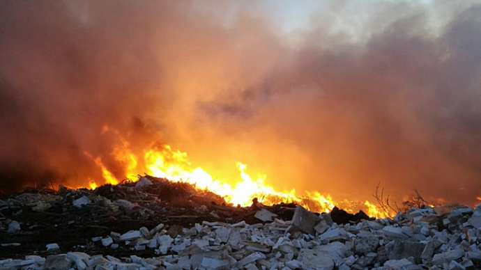 В Екатеринбурге горит нелегальная свалка у посёлка Шабры