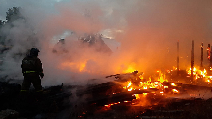 В Екатеринбурге ночью сгорел дом на улице Шекспира