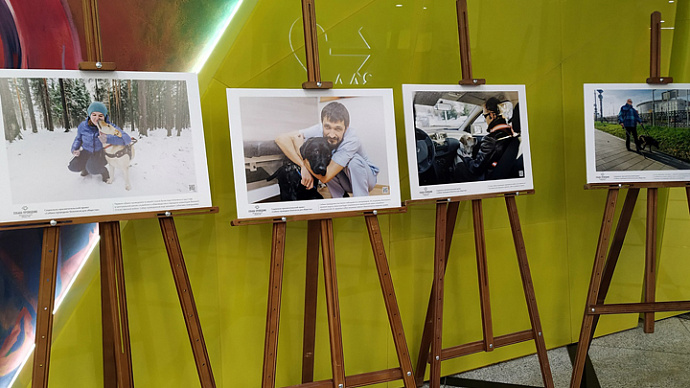 В Екатеринбурге впервые открылась фотовыставка, посвящённая собакам-поводырям
