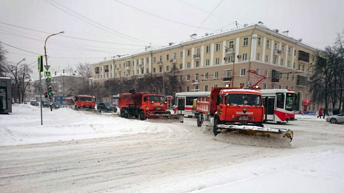 Зима атакует: с улиц Екатеринбурга уже вывезли 5,5 тысяч тонн снега