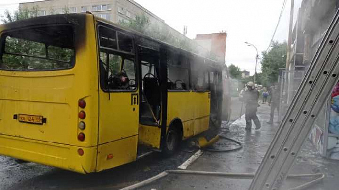 На остановке ДК «Гагарина» в Екатеринбурге сгорел пассажирский автобус