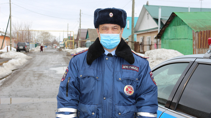 Свердловский полицейский спас людей при пожаре в челябинском селе