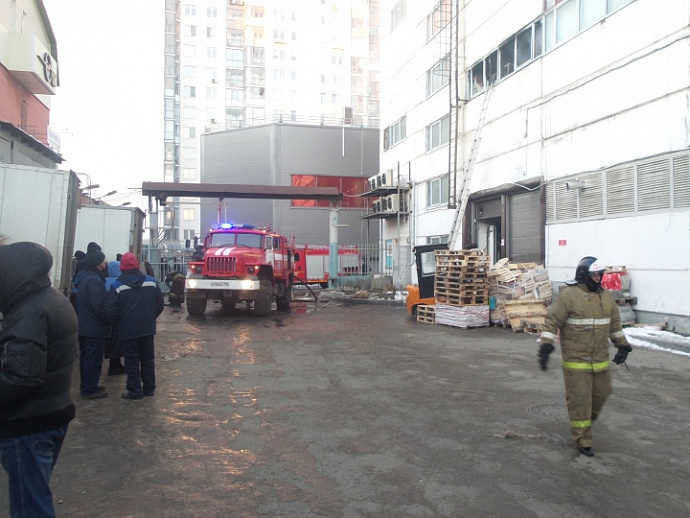 В Екатеринбурге загорелось здание «Минимарта» на Серова