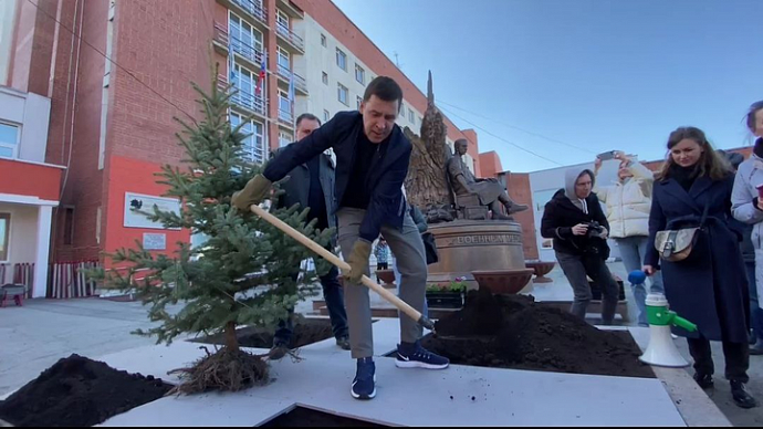Евгений Куйвашев вышел на субботник в госпитале ветеранов войн: убрал мусор и высадил голубые ели 