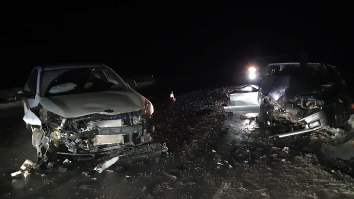 Невнимательность за рулем на трассе в Югре закончилась ДТП с четырьмя пострадавшими
