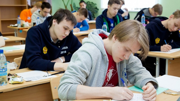 Более 19 тысяч выпускников на Среднем Урале написали итоговое сочинение