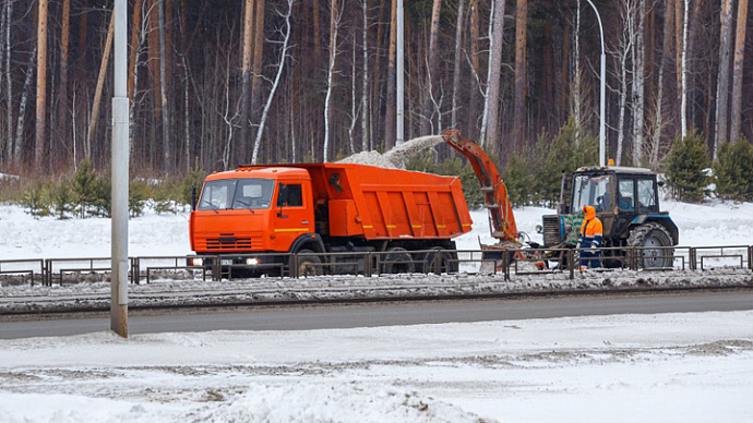 На улицы Екатеринбурга высыпали 153 тонны противогололёдного материала