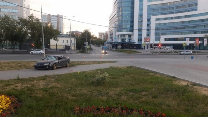Отметил диплом: пьяный водитель сбил двух пешеходов на тротуаре в Екатеринбурге