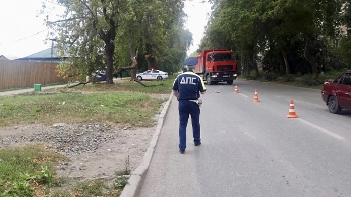 В Екатеринбурге школьница выбежала на дорогу и попал под колеса легковушки