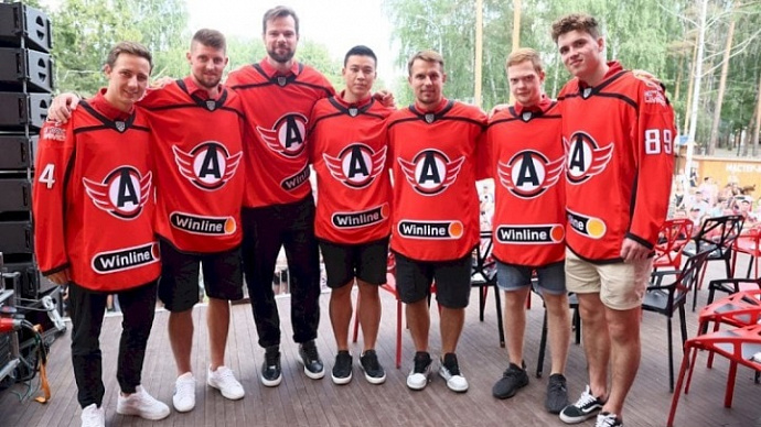 Хоккейный клуб «Автомобилист» представил новую форму на сезон