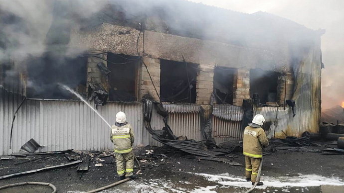 Пожар на лакокрасочном заводе в Екатеринбурге потушен