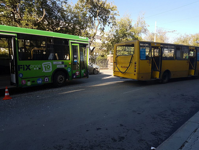 В центре Екатеринбурга столкнулись два автобуса: есть пострадавшие