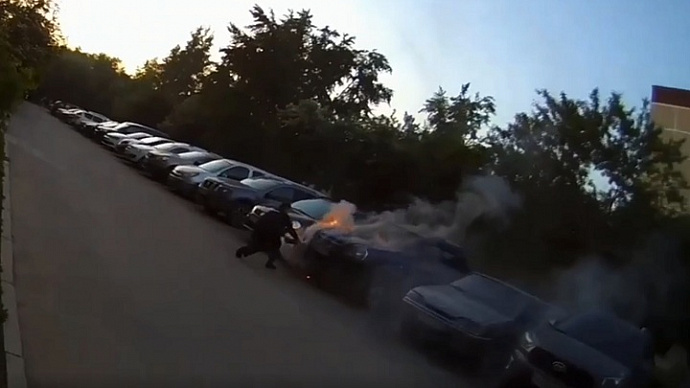 В Екатеринбурге полицейские потушили горящий автомобиль
