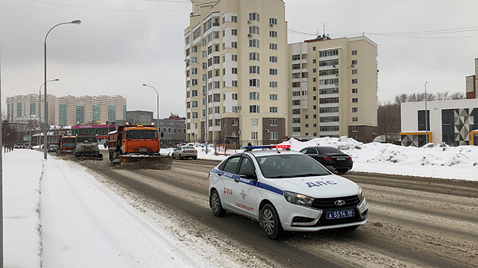 Водителей Екатеринбурга призвали не мешать снегоуборочной технике