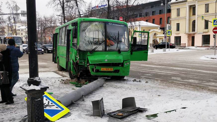 В центре Екатеринбурга маршрутка врезалась в столб, есть пострадавшие