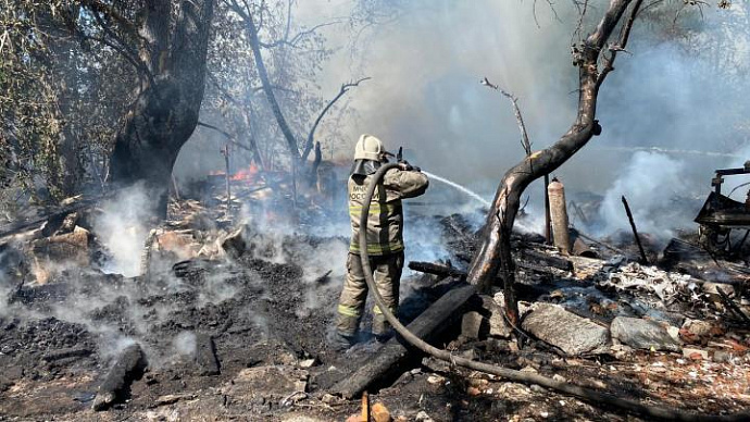 В частном секторе Екатеринбурга загорелись жилые дома