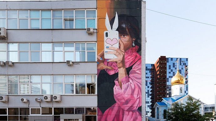 Граффити с размахом: в Екатеринбурге появилось селфи размером с дом