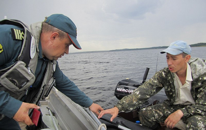 На Урале спасли трёх рыбаков, которые застряли посреди озера 