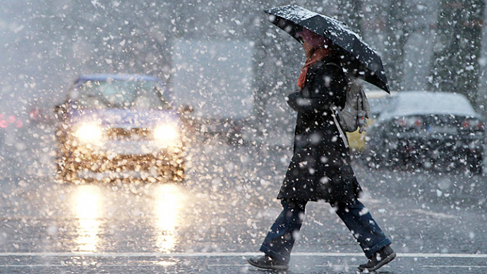 Свердловских водителей предупредили об опасности снега и гололёда