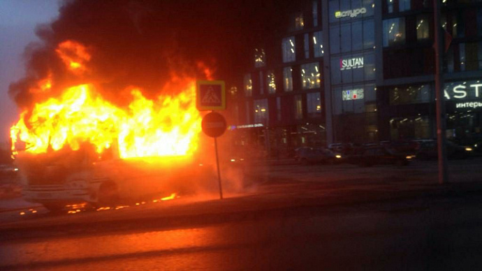 В Екатеринбурге недалеко от ЦПКиО сгорел автобус