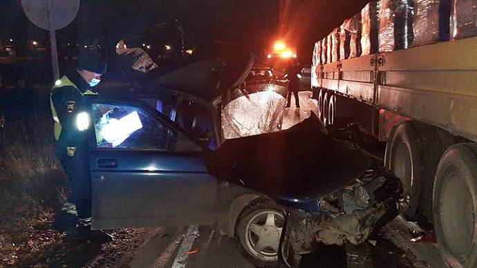 Под Екатеринбургом водитель ВАЗ-2112 погиб в ДТП с грузовиком
