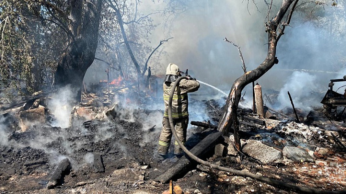 Служба МЧС опасна и трудна: за выходные на Среднем Урале произошло 580 пожаров