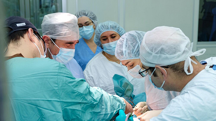 Уральские хирурги заменили поражённую кость титановым имплантом