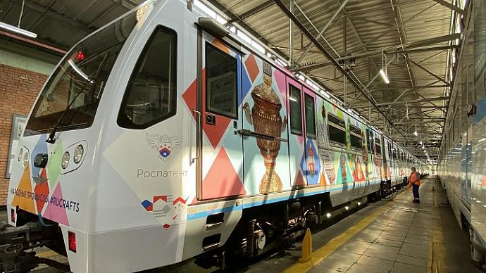 Художники из Нижнего Тагила расписали вагон в московском метро