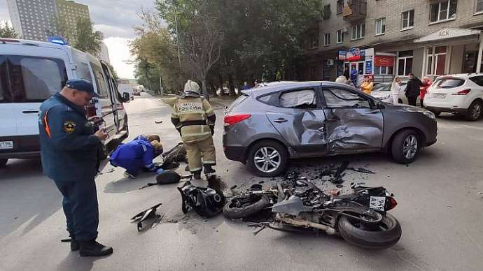 В Екатеринбурге женщина насмерть сбила 18-летнего мотоциклиста
