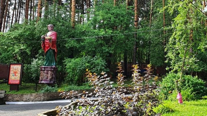 В Екатеринбурге появилась шестиметровая скульптура святого врача