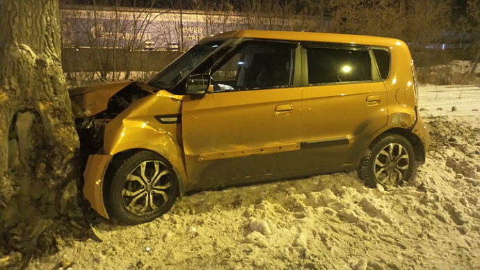 В Екатеринбурге два автомобиля врезались в деревья на Базовом переулке