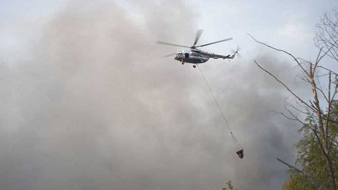 На севере Свердловской области тушат пожар с помощью вертолёта МЧС