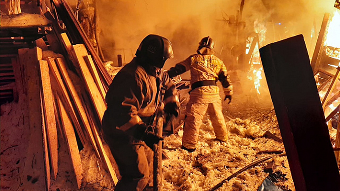 В Екатеринбурге ночью горел частный сектор возле «Меги»