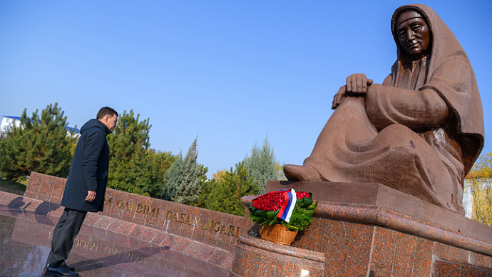 Евгений Куйвашев возложил цветы к Скорбящей матери в Намангане