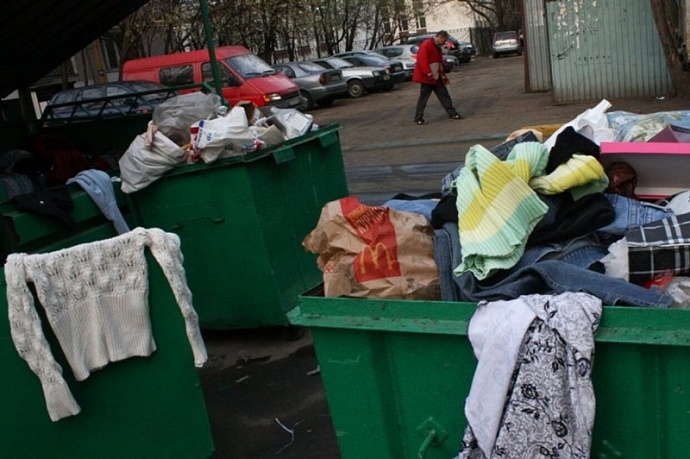 Россиянам хотят запретить выбрасывать вещи в мусорные баки