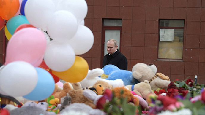 Владимир Путин в Кемерове почтил память погибших при пожаре
