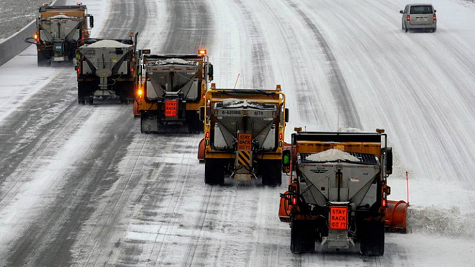 На Среднем Урале сотни машин устраняют последствия снегопада