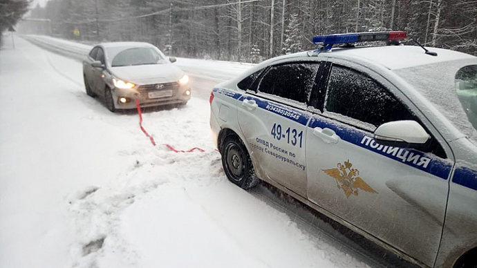 Свердловские инспекторы ДПС отбуксировали сломанную машину на трассе