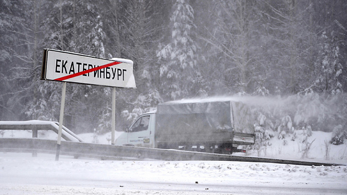 Со снегопадом на свердловских трассах борются свыше 480 машин