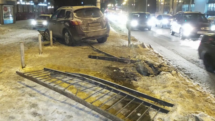 В Екатеринбурге «Ниссан» сбил трёх прохожих на тротуаре