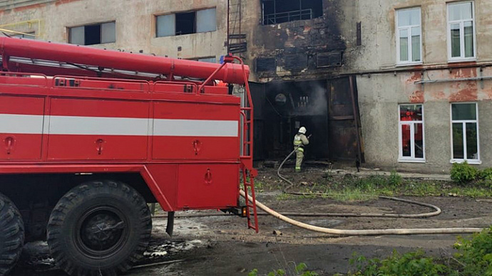 В Каменске-Уральском 12 пожарных тушили цех на улице Лермонтова