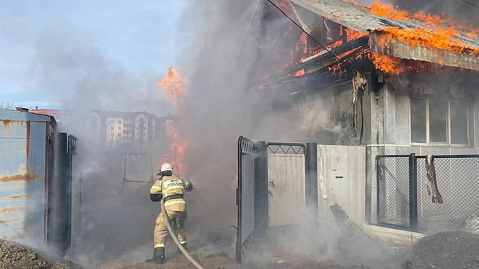 В Ивделе крупный пожар уничтожил два жилых дома