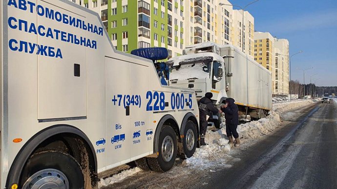 Екатеринбуржцев предупредили об эвакуации транспорта из-за уборки снега