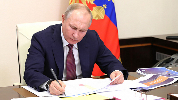 Владимир Путин поручил начать массовую вакцинацию от COVID-19