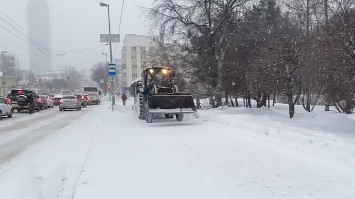 В Екатеринбурге эвакуируют машины с Мичурина и Данилы Зверева