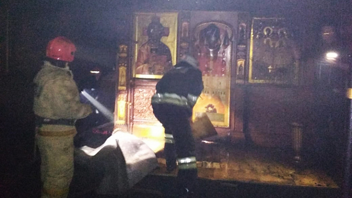 65 человек тушили ночной пожар в монастыре на Ганиной Яме