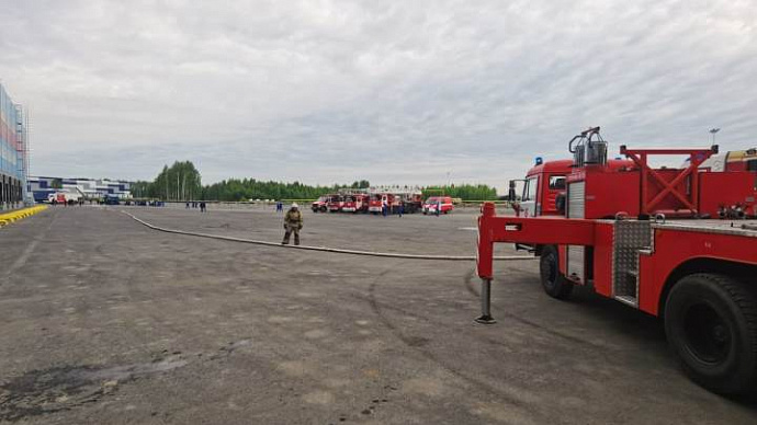 На Кольцовском тракте в Екатеринбурге произошел пожар на строящемся складе