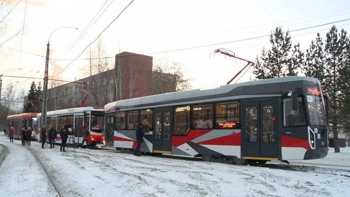 В Екатеринбурге закрыли движение трамваев на ЖБИ