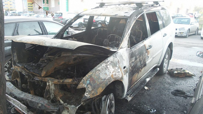 В Кольцово ночью сгорел «Паджеро», повреждены ещё два автомобиля