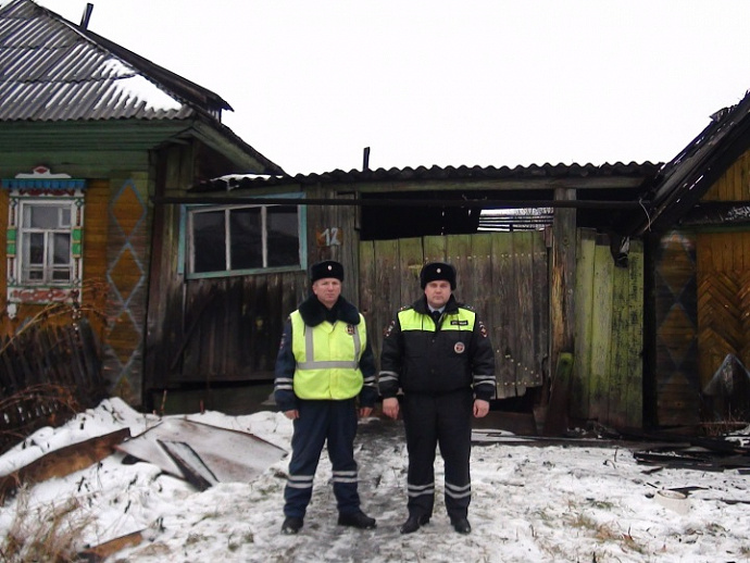 Свердловские полицейские спасли семью из горящего дома